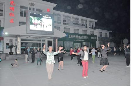 运河街道光明社区群众在党员教育广场跳舞健身