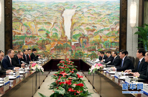 　　5月19日，国家主席习近平在上海会见联合国秘书长潘基文。新华社记者 姚大伟 摄