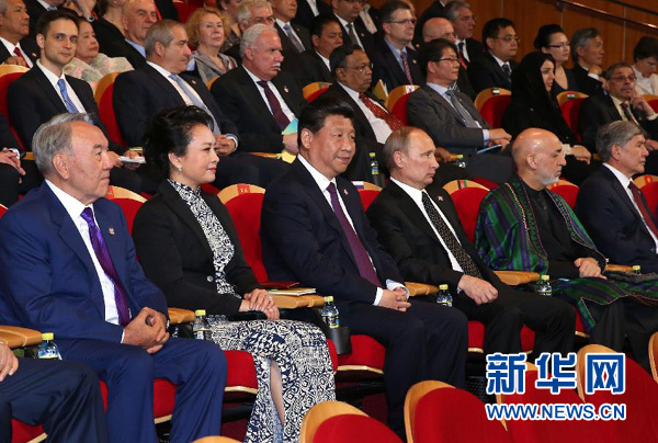 5月20日，国家主席习近平在上海国际会议中心举行宴会，代表中国政府和人民，欢迎前来出席亚洲相互协作与信任措施会议第四次峰会的各国贵宾。欢迎宴会后，“团结和谐的亚洲－携手向明天”－亚洲相互协作与信任措施会议第四次峰会文艺晚会在上海大剧院举行。这是习近平和彭丽媛同与会各国贵宾共同观看文艺晚会。新华社记者 庞兴雷 摄