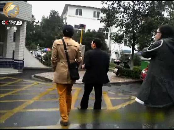 成軍和眾人一起說(shuō)服玲玲回心轉(zhuǎn)意