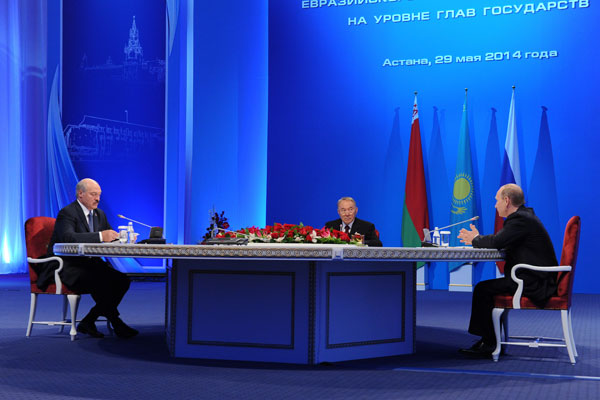 Казахстан. Астана. 29 мая. Президент Белоруссии Александр Лукашенко, президент Казахстана Нурсултан Назарбаев и президент России Владимир Путин (слева направо) во время заседания Высшего Евразийского экономического совета (ВЕЭС) во Дворце независимости Фото ИТАР-ТАСС/ Михаил Климентьев