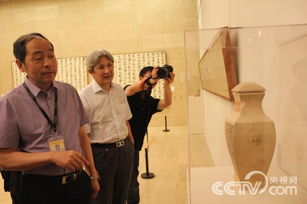 鲍贤伦为大家介绍展出的作品。 韩丹 摄