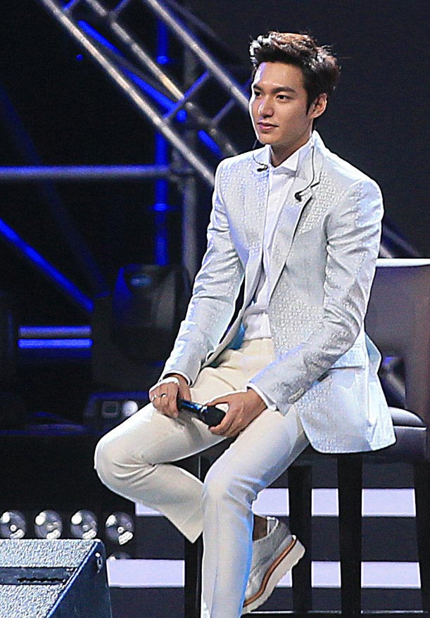  李敏镐北京 见面会抱大秀亲民范儿_综艺_央视