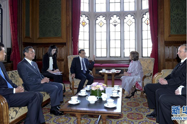 6月18日，国务院总理李克强在伦敦会见英国议会上院议长德苏扎女男爵。新华社记者 张铎 摄