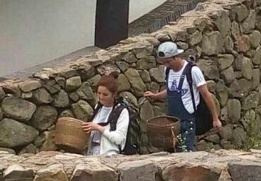 谢霆锋捧背篓走山路 文章和阿Sa跟在后头_新