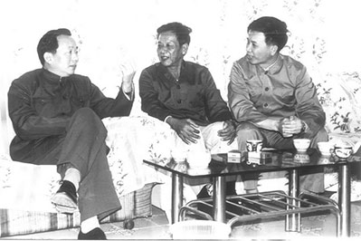 1983年12月1日,田纪云在深圳渔民村调研