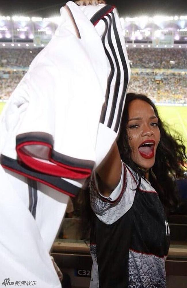 组图:蕾哈娜助阵世界杯 德国夺冠露内衣庆祝_