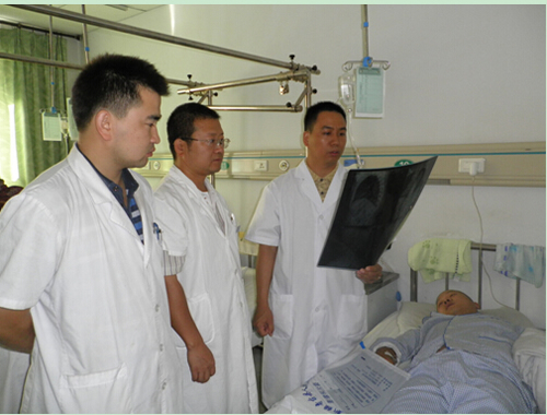 翁绳健(右一)与奇台县人民医院少数民族医生