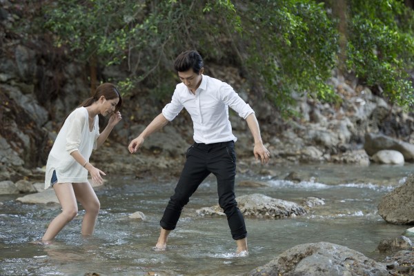 《爱上两个我》拍戏水戏 炎亚纶李毓芬汗流不止_综艺_央视网(cctv.com)