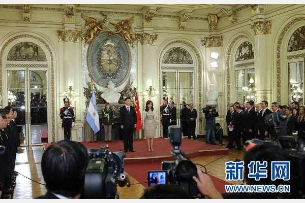 当地时间7月18日，国家主席习近平在布宜诺斯艾利斯同阿根廷总统克里斯蒂娜举行会谈。这是会谈开始前，克里斯蒂娜在总统府为习近平举行隆重欢迎仪式。记者 刘卫兵 摄
