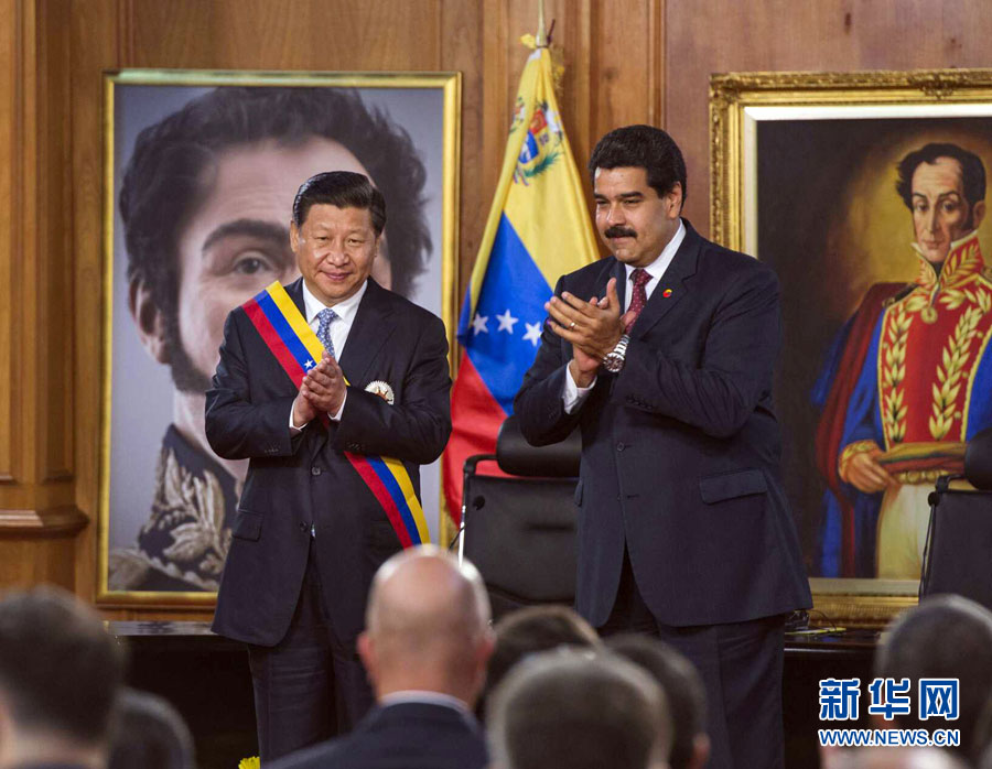 　　7月20日，国家主席习近平在加拉加斯接受委内瑞拉总统马杜罗代表委内瑞拉政府授予的“解放者”勋章。新华社记者 王晔 摄