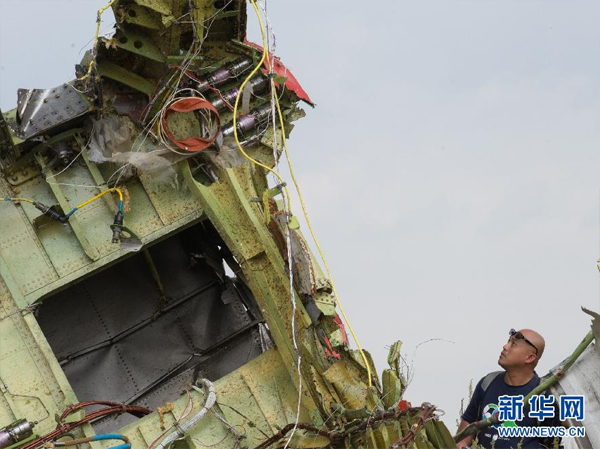 Les enquêteurs malaisiens inspectent les débris de l