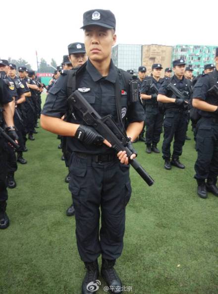 北京警方举行反恐实兵演练提升反恐防暴水平（图）