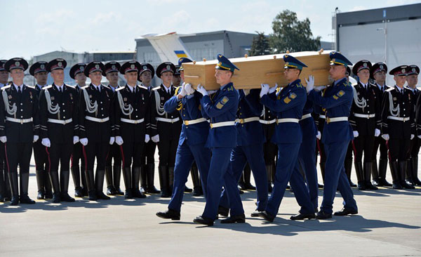 Llegan a Holanda primeros cuerpos de víctimas del vuelo MH17