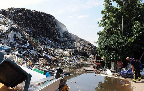 垃圾山中包括各种垃圾，比如腐烂的工业废料、旧鞋、破冰箱、轮胎、废金属、丢弃的尿布等。 （网页截图）