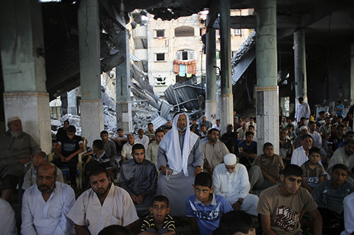 当地时间2014年7月28日，加沙，以色列在开斋节攻击加沙地带，巴勒斯坦民众悼念遇难亲人。