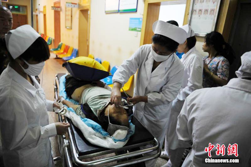 Местные больницы оказывают круглосуточную помощь пострадавшим от землетрясения