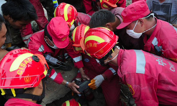 Asciende a 615 cifra de muertos por terremoto en Yunnan