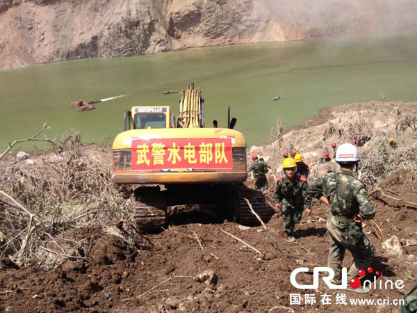 Más de 800 soldados han sido desplegados para abrir una zanja para drenar el lago de barrera