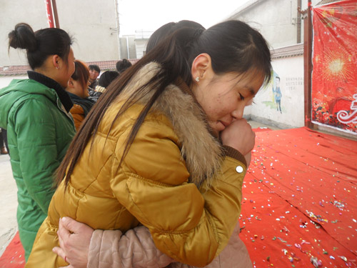 村在校大学生正在向父母拥抱