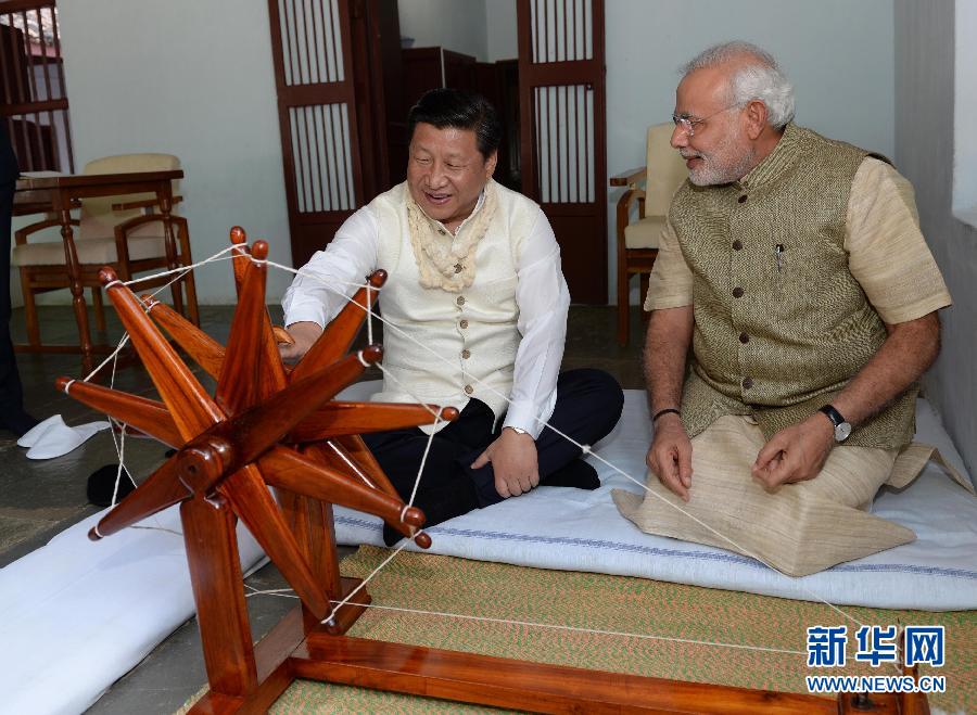 9月17日，国家主席习近平在印度古吉拉特邦进行访问。印度总理莫迪全程陪同。这是习近平在参观甘地故居时，亲自摇动甘地曾经使用过的纺车。记者 马占成 摄