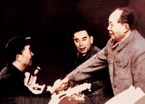 1964年，毛主席向全国发出“工业学大庆”的号召，并在中国共产党第九次全国代表大会上亲切接见铁人王进喜。