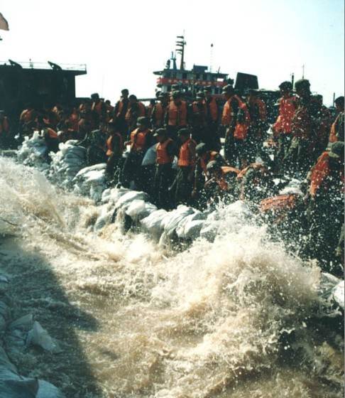 1998年抗洪抢险场景