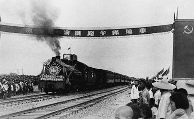1952年7月1日，成渝铁路全线通车。图为由成都驶往重庆的第一列火车出站。 冯敏摄（新华社发）