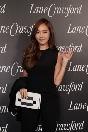 郑秀妍退出少女时代后亮相 为自创品牌站台_综