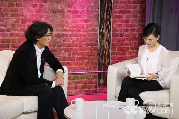 11应美国中文电视台邀请，郑晓华教授做客美国中文电视台“纽约会客室”，就中国书法、东西方文化交流、中国艺术世界化等话题，与主持人进行了交流。