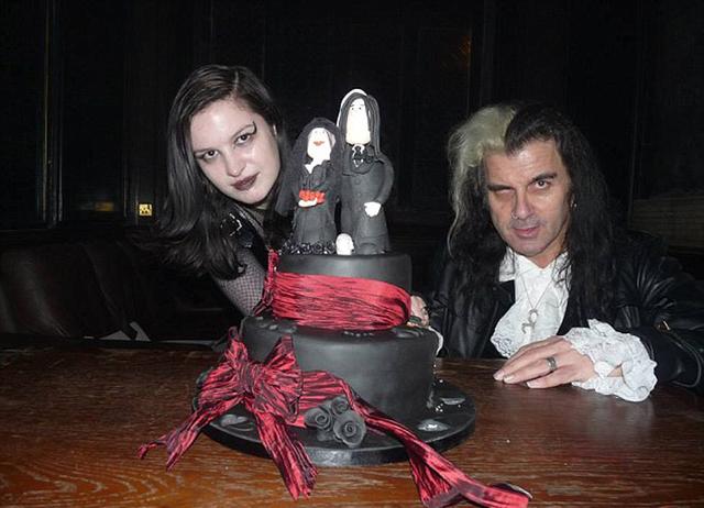 英夫妇自称现实版吸血鬼 白天睡觉喜食人血