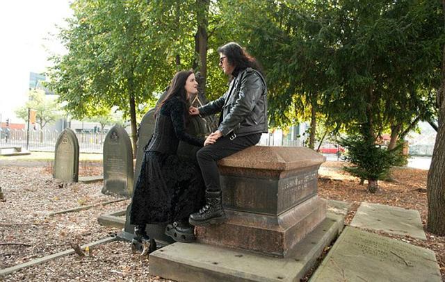 英夫妇自称现实版吸血鬼 白天睡觉喜食人血