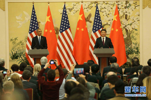 11月12日，国家主席习近平在北京人民大会堂与来访的美国总统奥巴马举行会谈后，共同会见记者。 新华社记者 刘卫兵 摄