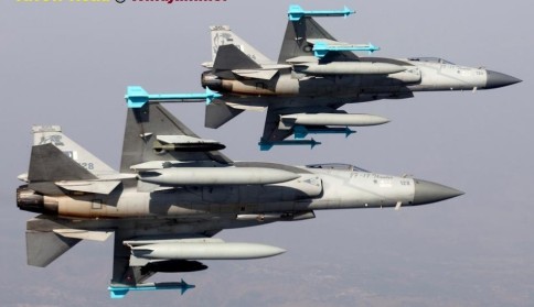 巴基斯坦空军jf-17"枭龙"战斗机挂载武器飞行