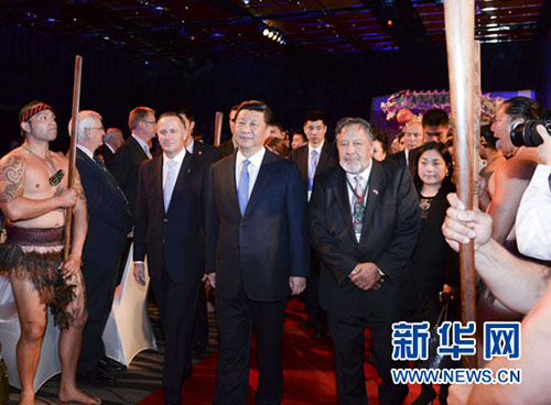 11月21日，中国国家主席习近平在奥克兰出席新西兰各界举行的盛大招待会，新西兰总理约翰·基迎接习近平主席。新华社记者 马占成 摄