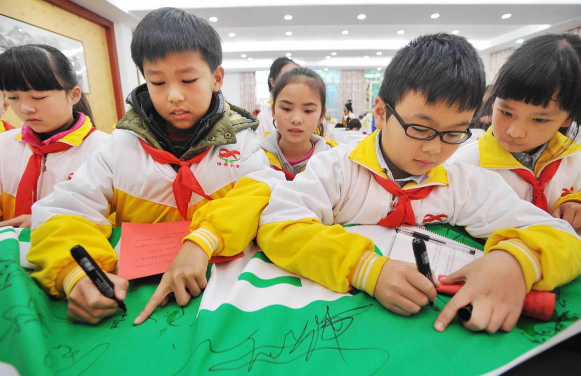 贵阳市甲秀小学学生代表踊跃写下签名