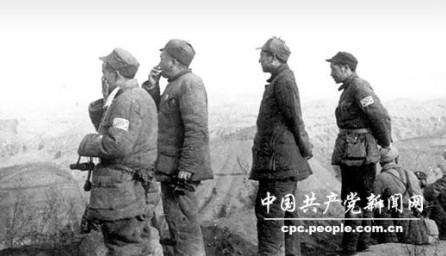 彭德怀(左二)、习仲勋(左三)等在青化砭战场上