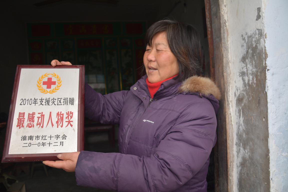 2010年玉树地震后，聂道美又做了32双鞋子送到淮南红十字会，她的感人事迹才被知晓。