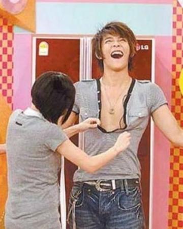 小S晒家庭温馨照自夸清秀女儿卖萌可爱