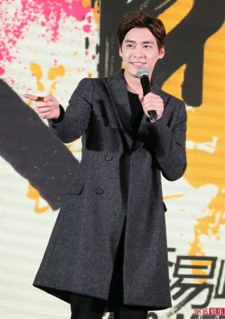 李易峰为北京粉丝会做宣传 直言自己长太美_综