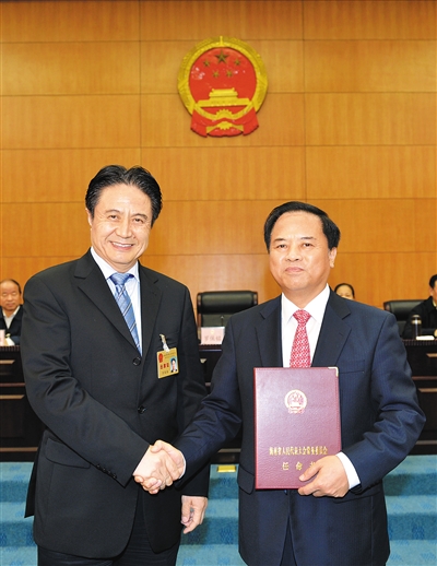 海南省五届人大常委会第十二次会议通过表决