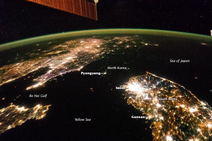 朝鲜半岛，以及中国东北的夜景，2014年1月30日拍摄于空间站。城市之光可以反映一个国家的人口分布，约有2560万人生活在韩国首尔首都圈，超过韩国人口的一半以上。相对于中国东北和韩国，朝鲜几乎全境黑暗，尽管首都平壤人口约326万(2008年数字)，但夜晚的城市之光相当于一个韩国小镇。