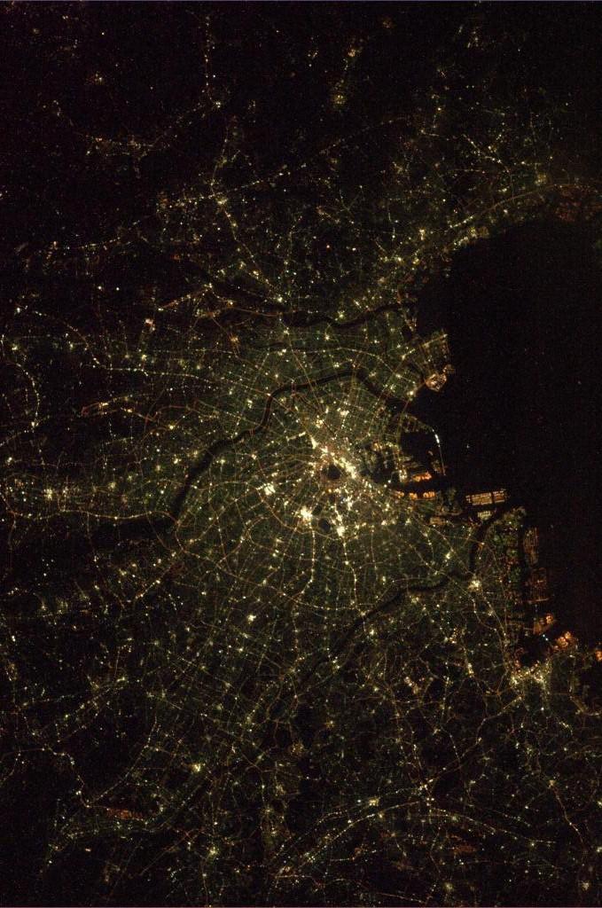 　东京的夜景，2014年1月28日晚由Koichi Wakata拍摄于空间站。