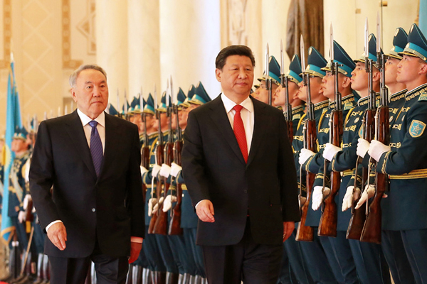 　　5月7日，国家主席习近平在阿斯塔纳出席哈萨克斯坦总统纳扎尔巴耶夫举行的欢迎仪式。新华社记者 庞兴雷 摄