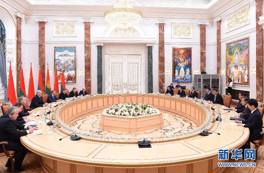 　　5月10日，国家主席习近平在明斯克同白俄罗斯总统卢卡申科举行会谈。新华社记者 李学仁 摄