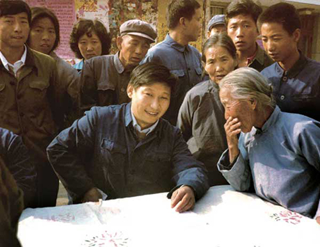 1983年，时任河北正定县委书记的习近平临时在大街上摆桌子听取老百姓意见。