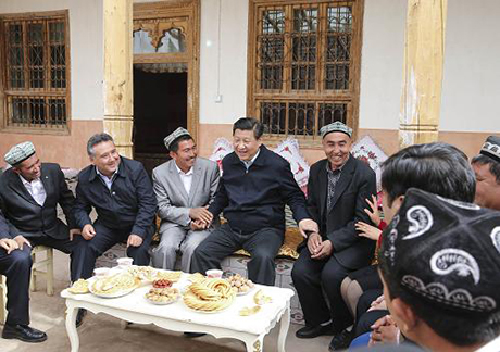 2014年4月28日，习近平在新疆考察时，在疏附县托克扎克镇阿亚格曼干村村民阿卜都克尤木·肉孜家同村民座谈。