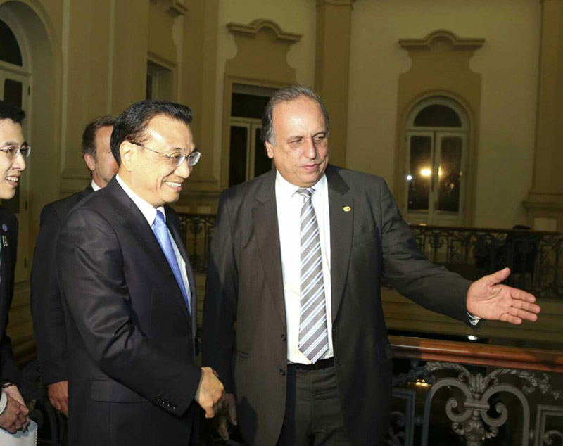 当地时间5月20日晚，中国国务院总理李克强在巴西里约热内卢市州长宫会见里约州长佩藏。 