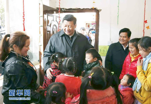 2015年1月19日，习近平来到鲁甸县小寨镇甘家寨红旗社区过渡安置点，走进儿童活动室，同孩子们玩游戏。 新华社记者 鞠鹏 摄