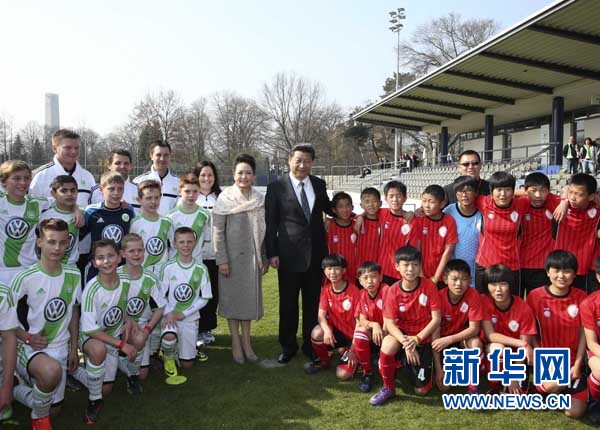 2014年3月29日，国家主席习近平来到柏林奥林匹亚体育场足球场，亲切看望在德国训练的来自陕西志丹县的中国少年足球运动员。新华社记者兰红光摄